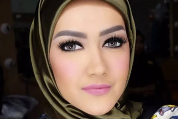 Bintang Indonesia Julia Perez meninggal dunia di usia 36 tahun setelah berjuang melawan kanker serviks