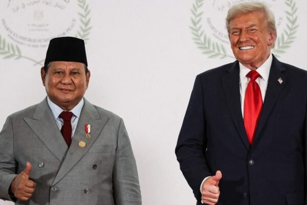 'Bisakah saya bertemu Eric? Presiden Indonesia Prabowo Subianto terdengar bertanya kepada Trump melalui mikrofon; inilah jawaban presiden AS