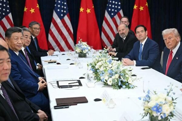 Donald Trump menurunkan tarif China dan mengumumkan berakhirnya 'penghalang tanah jarang' setelah bertemu Xi Jinping