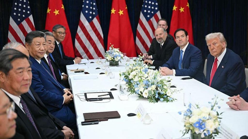 Donald Trump menurunkan tarif China dan mengumumkan berakhirnya 'penghalang tanah jarang' setelah bertemu Xi Jinping