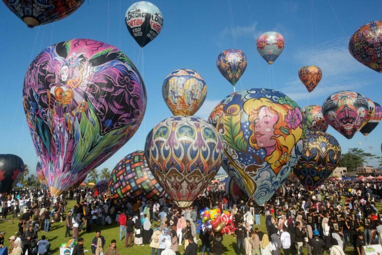 Foto: Keajaiban melayang selama festival balon udara dunia di Indonesia