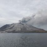 Gunung berapi Ruang di Indonesia memuntahkan lebih banyak awan panas setelah erupsi memaksa penutupan sekolah dan bandara