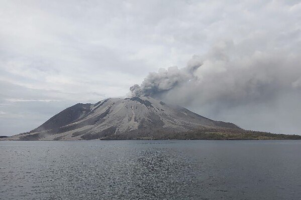 Gunung berapi Ruang di Indonesia memuntahkan lebih banyak awan panas setelah erupsi memaksa penutupan sekolah dan bandara