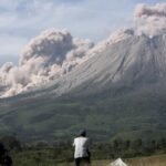 Gunung berapi Sinabung di Indonesia mengeluarkan semburan abu panas baru