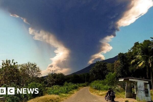 Gunung berapi di Indonesia, Gunung Lewotobi Laki-laki, memuntahkan awan abu yang sangat besar saat meletus lagi