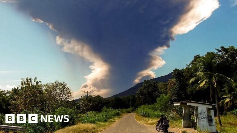 Gunung berapi di Indonesia, Gunung Lewotobi Laki-laki, memuntahkan awan abu yang sangat besar saat meletus lagi