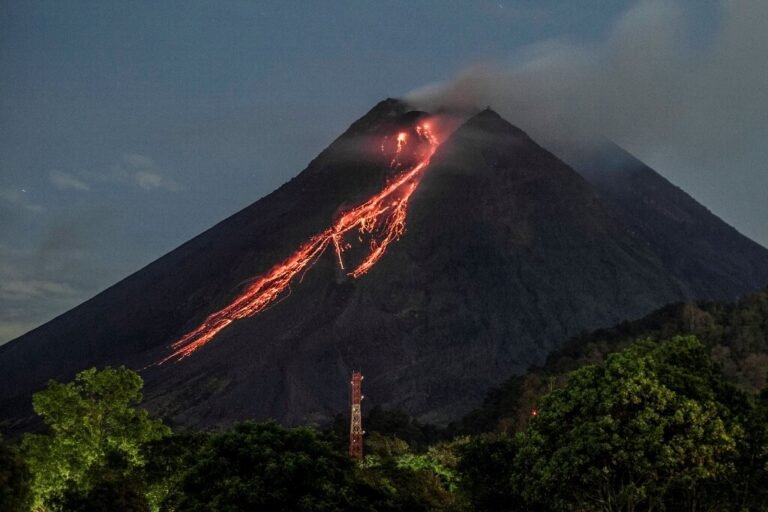 Gunung berapi di Indonesia meletus dan muntahkan lava panas