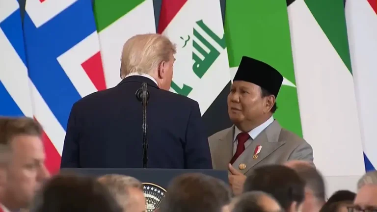 MENONTON: Trump Tertangkap Kamera Sedang Membahas Bisnis Keluarga dengan Presiden Indonesia