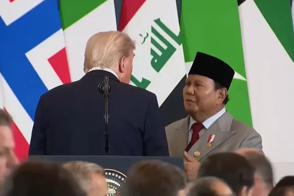 MENONTON: Trump Tertangkap Kamera Sedang Membahas Bisnis Keluarga dengan Presiden Indonesia