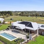 Pinggiran kota Geelong yang merupakan kawasan pinggiran kota dengan gaya hidup mewah membuat harga properti melambung tinggi