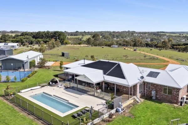 Pinggiran kota Geelong yang merupakan kawasan pinggiran kota dengan gaya hidup mewah membuat harga properti melambung tinggi