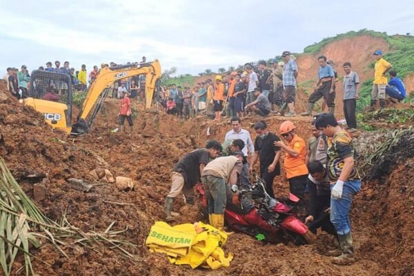 Sedikitnya 248 orang tewas akibat banjir dan tanah longsor di pulau Sumatra, Indonesia: Pihak berwenang