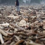 Warga Sumatra menjarah makanan dan air setelah banjir mematikan