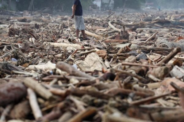 Warga Sumatra menjarah makanan dan air setelah banjir mematikan