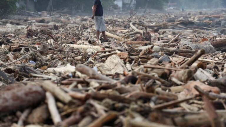 Warga Sumatra menjarah makanan dan air setelah banjir mematikan