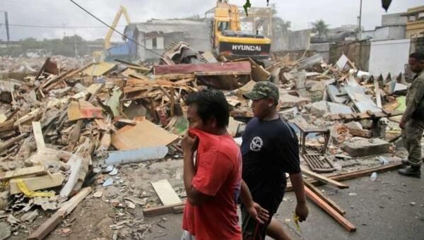 Diperbarui (2): Gempa bumi kuat mengguncang lepas pantai Indonesia, warga bergegas ke tempat tinggi