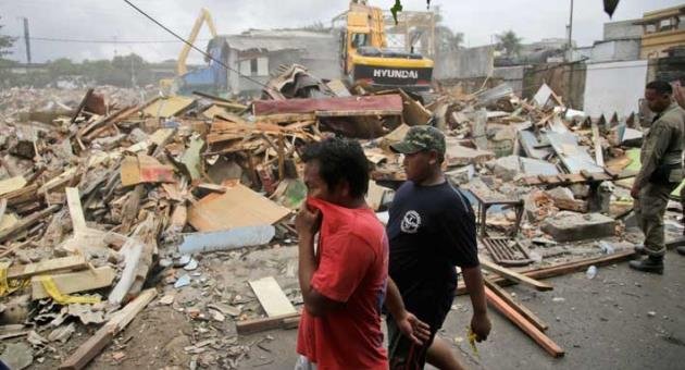 Diperbarui (2): Gempa bumi kuat mengguncang lepas pantai Indonesia, warga bergegas ke tempat tinggi