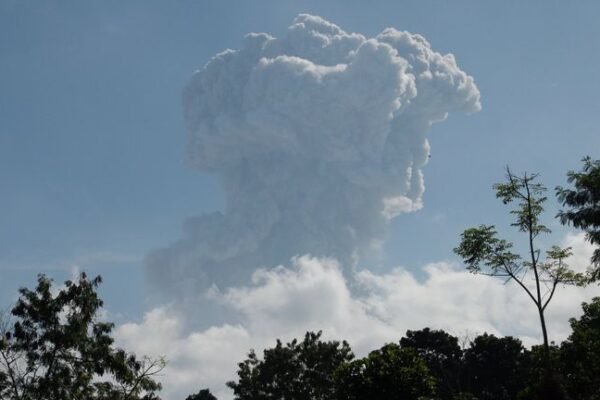 Gunung Merapi: Gunung berapi paling aktif di Indonesia memuntahkan abu dan gas bermil-mil ke udara