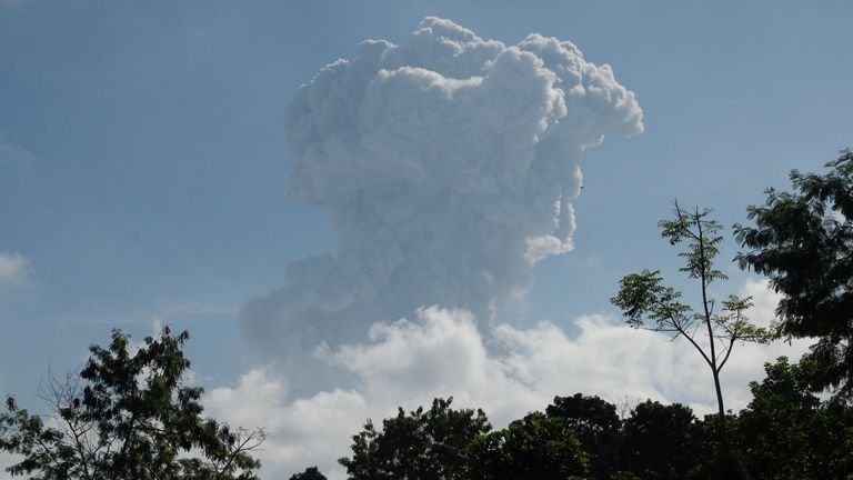 Gunung Merapi: Gunung berapi paling aktif di Indonesia memuntahkan abu dan gas bermil-mil ke udara