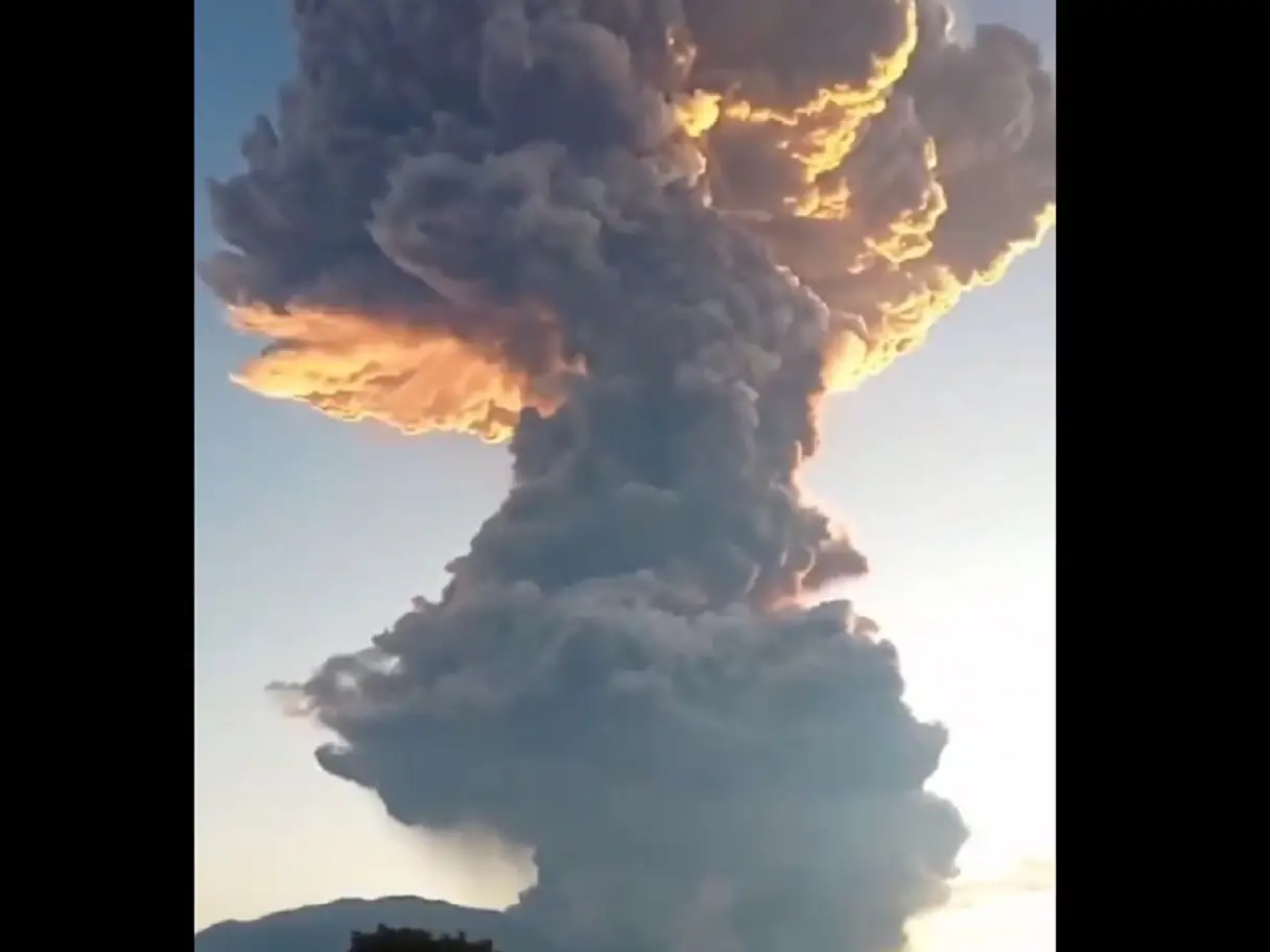 Gunung berapi meletus di Indonesia, menyemburkan abu panas 10.000 meter ke langit | Tonton