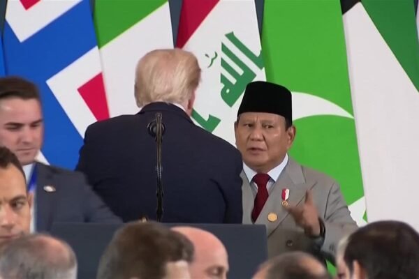 Presiden Indonesia meminta Trump untuk bertemu putranya, Eric, dalam momen 'hot mic'