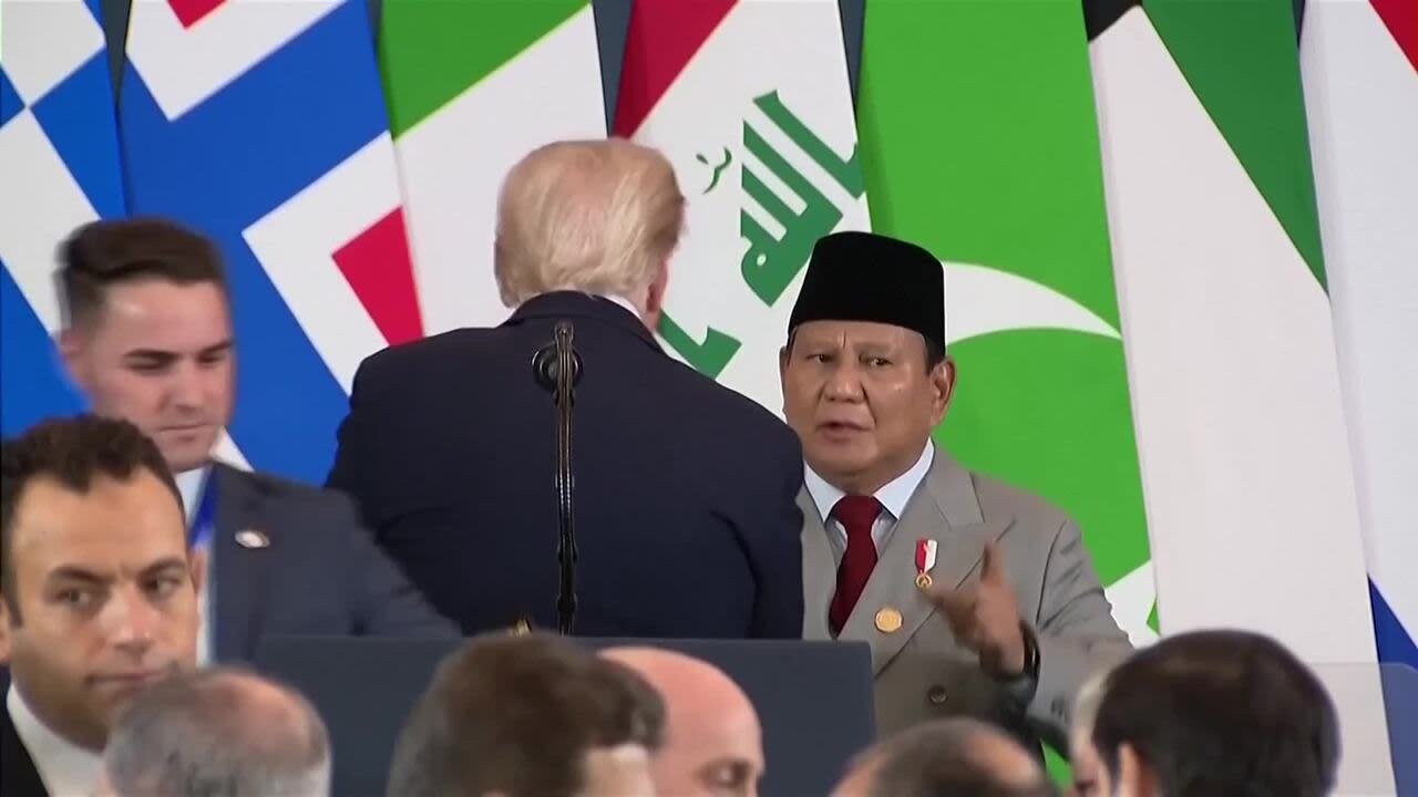 Presiden Indonesia meminta Trump untuk bertemu putranya, Eric, dalam momen 'hot mic'