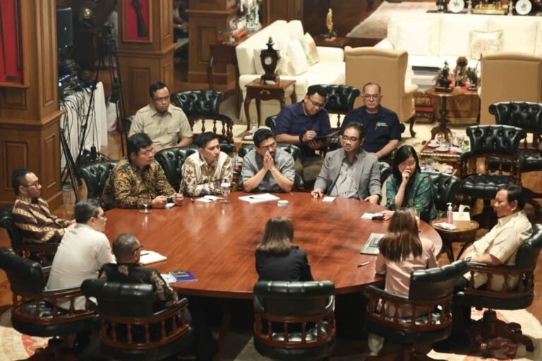 Presiden membanggakan ekonomi Indonesia yang stabil meskipun ada protes dan kerusuhan