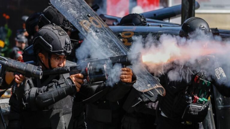 Protes meletus di seluruh Indonesia setelah pengemudi layanan transportasi online tewas dalam demonstrasi