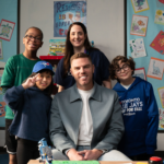 Ryan Reynolds Bekerja Sama dengan Freddie Freeman untuk Kampanye Liburan Atas Nama SickKids