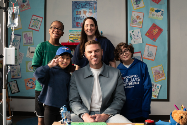 Ryan Reynolds Bekerja Sama dengan Freddie Freeman untuk Kampanye Liburan Atas Nama SickKids