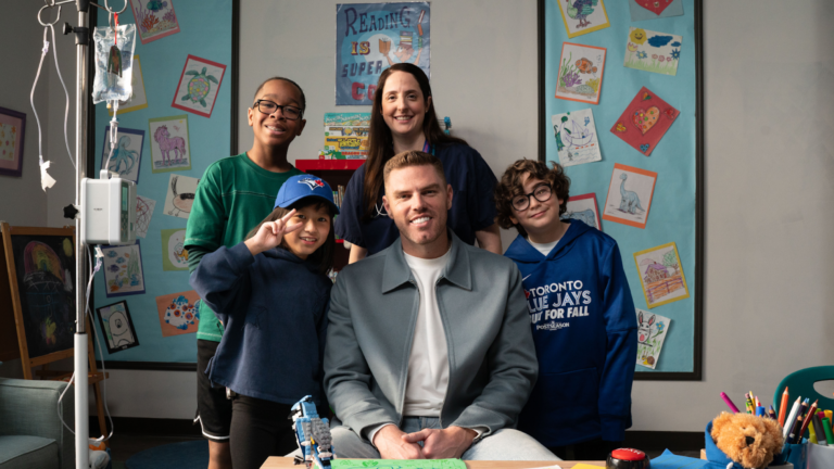 Ryan Reynolds Bekerja Sama dengan Freddie Freeman untuk Kampanye Liburan Atas Nama SickKids