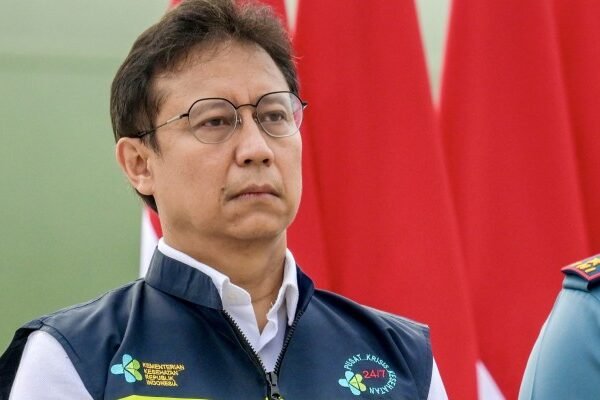 Seruan untuk mencopot Menteri Kesehatan Indonesia semakin meningkat seiring dengan keretakan hubungan dengan para dokter