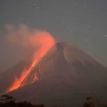 Aliran lava dari Gunung Merapi di Indonesia dalam letusan baru.