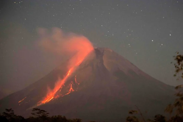 Aliran lava dari Gunung Merapi di Indonesia dalam letusan baru.