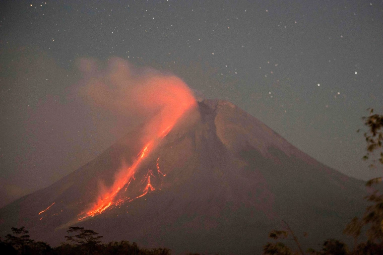 Aliran lava dari Gunung Merapi di Indonesia dalam letusan baru.