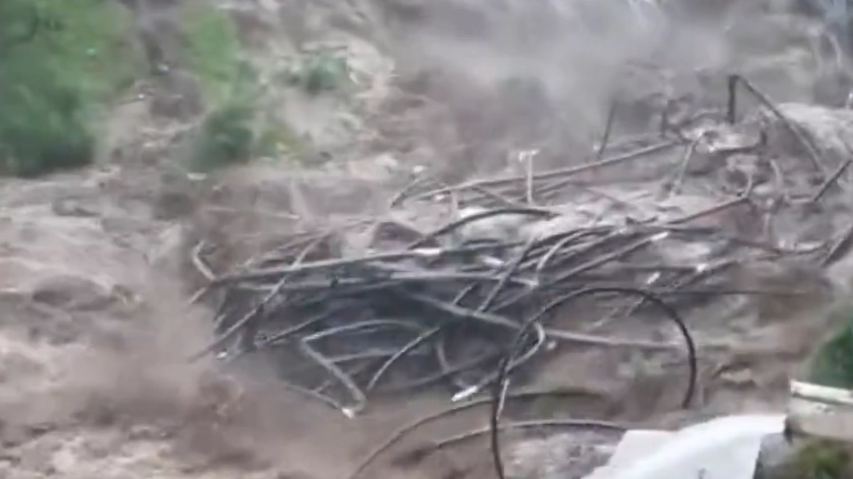 Banjir bandang menyebabkan kerusakan parah di kawasan wisata pemandian air panas Guci, Indonesia.