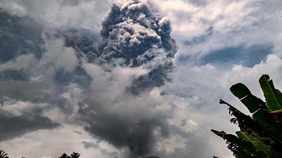Gunung Ibu di Indonesia meletus lagi, memuntahkan lava panas dan kolom asap.