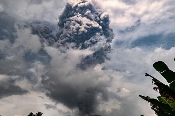 Gunung Ibu di Indonesia meletus lagi, memuntahkan lava panas dan kolom asap.