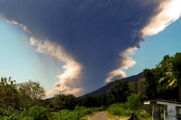 Gunung Lewotobi Laki Laki di Indonesia meletus, memuntahkan abu panas yang membara setinggi 11 mil dan menyebabkan pembatalan penerbangan.