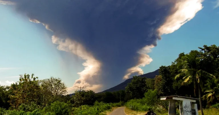 Gunung Lewotobi Laki Laki di Indonesia meletus, memuntahkan abu panas yang membara setinggi 11 mil dan menyebabkan pembatalan penerbangan.