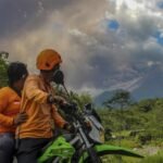Gunung Merapi di Indonesia memuntahkan awan panas dalam letusan terbarunya.