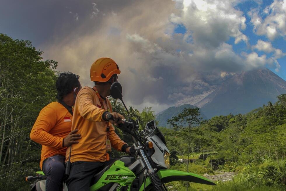 Gunung Merapi di Indonesia memuntahkan awan panas dalam letusan terbarunya.