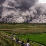 Gunung Semeru Meletus dan Menumpahkan Abu ke Desa-desa