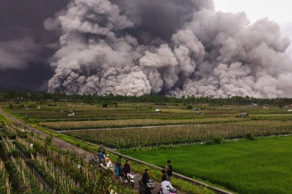 Gunung Semeru Meletus dan Menumpahkan Abu ke Desa-desa