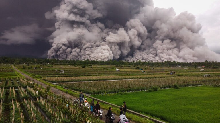 Gunung Semeru Meletus dan Menumpahkan Abu ke Desa-desa