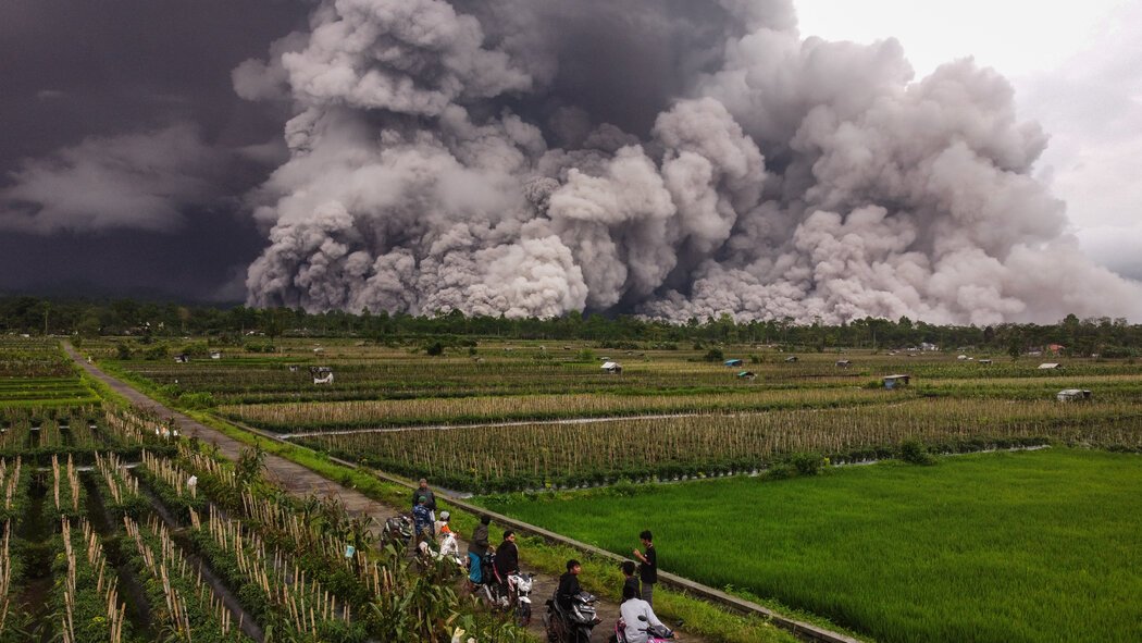 Gunung Semeru Meletus dan Menumpahkan Abu ke Desa-desa
