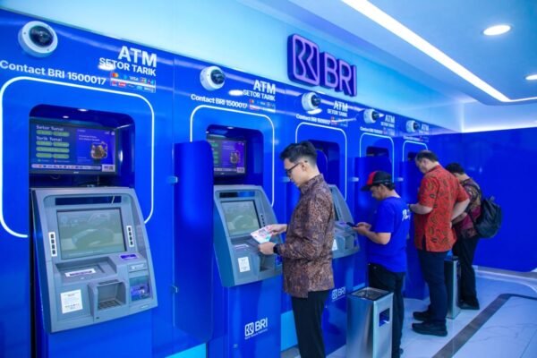 Jaringan ATM di Indonesia menyusut seiring dengan lonjakan layanan perbankan digital.