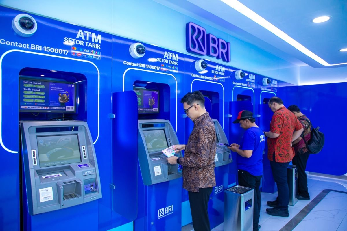 Jaringan ATM di Indonesia menyusut seiring dengan lonjakan layanan perbankan digital.