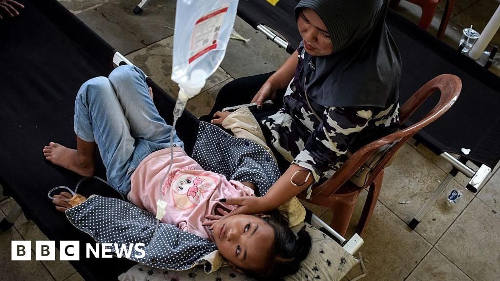 Keracunan makanan dan protes di Indonesia menguji tahun pertama Prabowo menjabat.