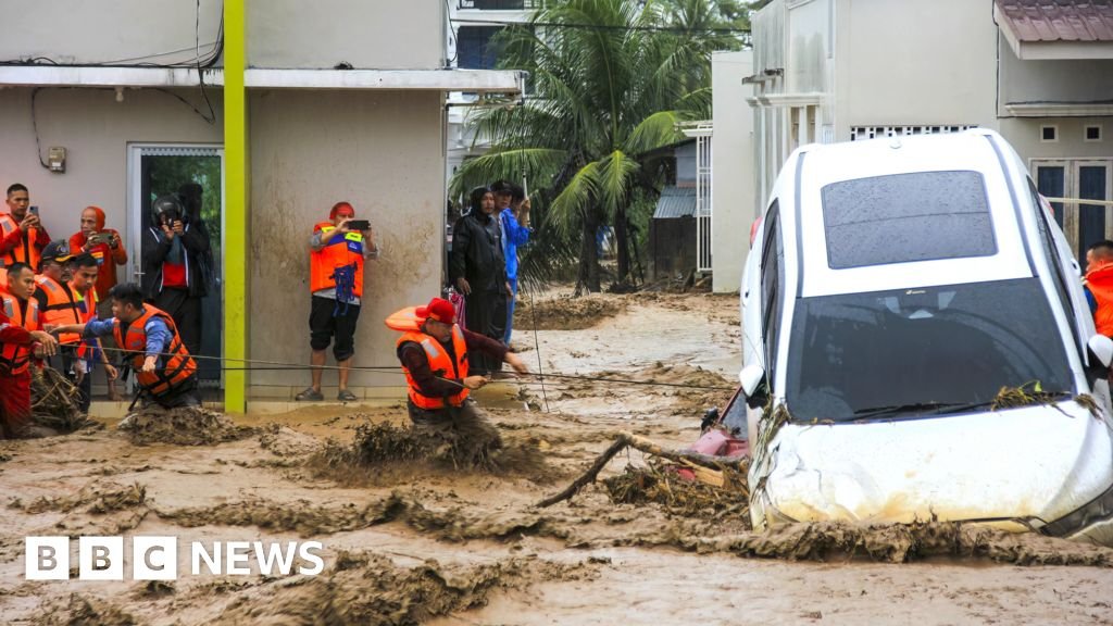 Lebih dari 400 orang tewas akibat banjir di Indonesia, kata pejabat setempat.